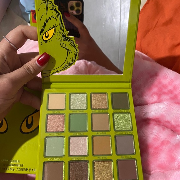 Limited edition Kylie Jenner x Grinch collection - Picture 3 of 5